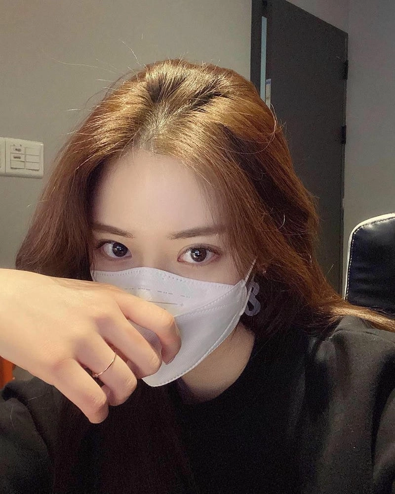 Cập nhật ngay ảnh đại diện facebook avatar đeo khẩu trang nữ nổi bật cho hồ sơ