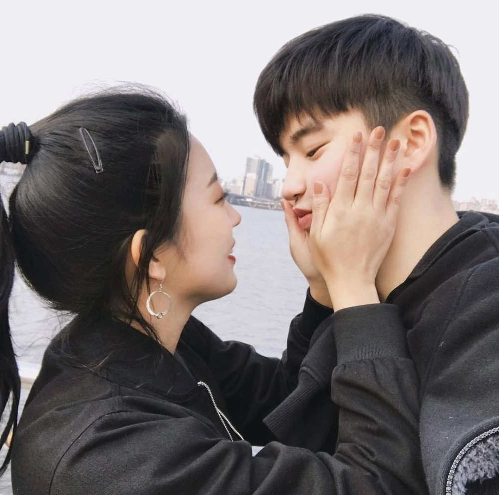 Chọn yêu nhau facebook đôi avatar cặp người thật chất phong cách