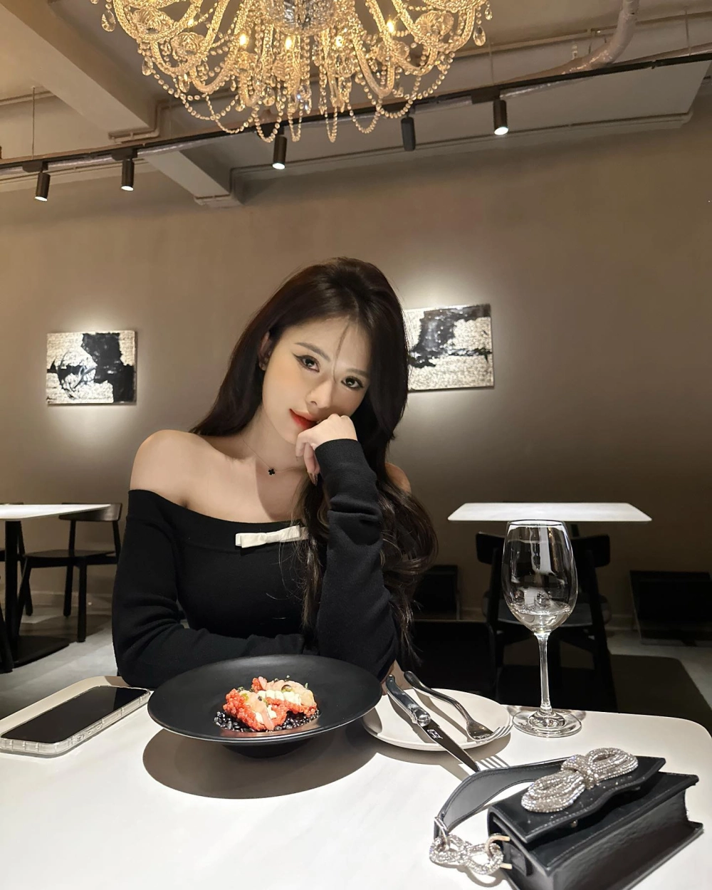 Thể hiện cá tính mạnh mẽ với avatar ảnh gái xinh ngầu đầy nổi bật