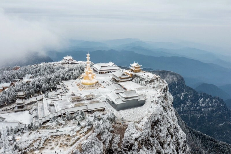 Thưởng thức phong cảnh mùa thu Trung Quốc lá vàng rực rỡ