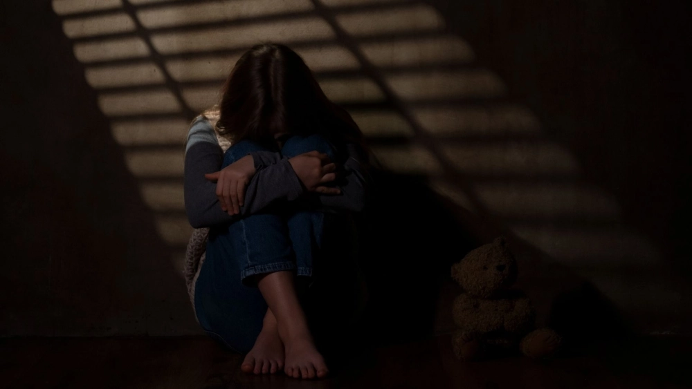 Ảnh cô gái buồn khóc lặng lẽ một mình trong góc phòng