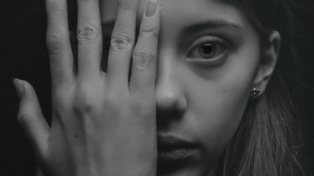 Con gái khóc hình ảnh buồn và những giọt lệ tuôn rơi