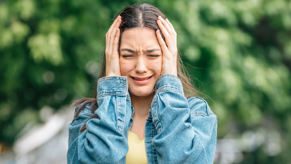 Cô gái buồn khóc ảnh buồn tâm trạng đầy day dứt, xót xa