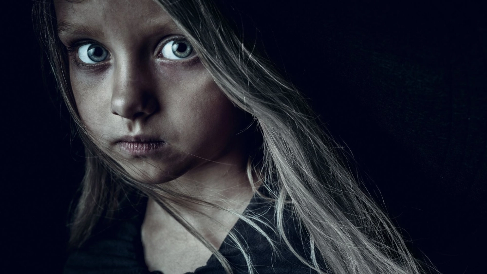 Cô gái khóc ảnh buồn trong một đêm vắng đầy suy tư