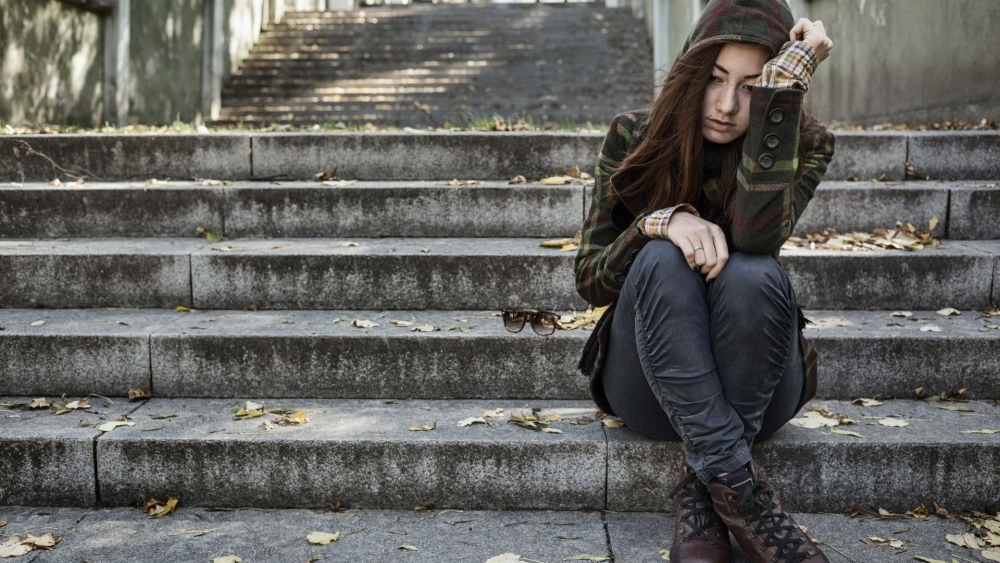 Cô gái khóc hình ảnh buồn và giọt sầu rơi trên trang giấy