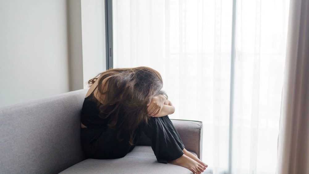 Hình ảnh cô gái buồn khóc và giọt lệ vương trên mi