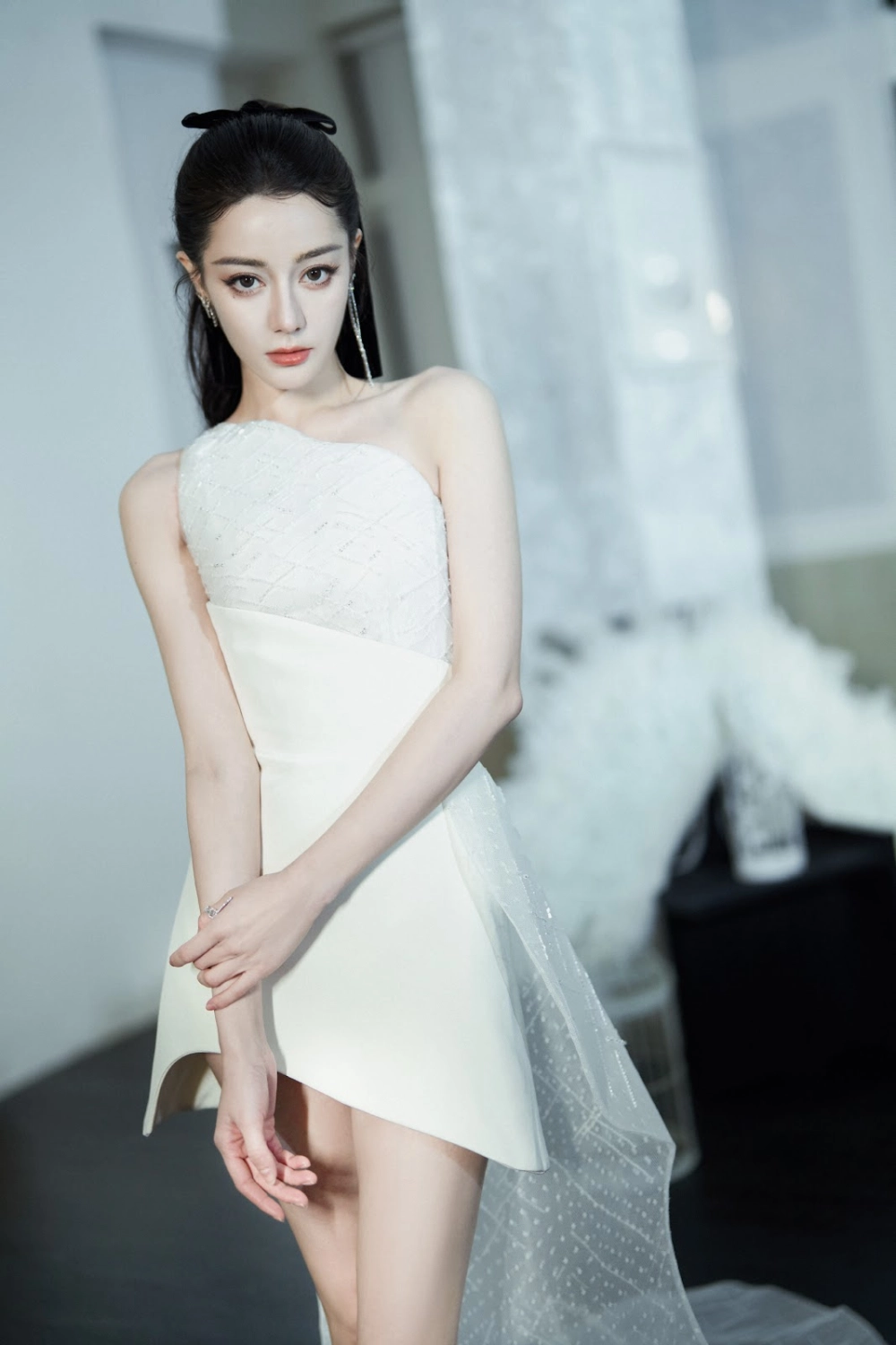 Địch Lệ Nhiệt lộ diện gây chú ý với hình ảnh đầy khác lạ