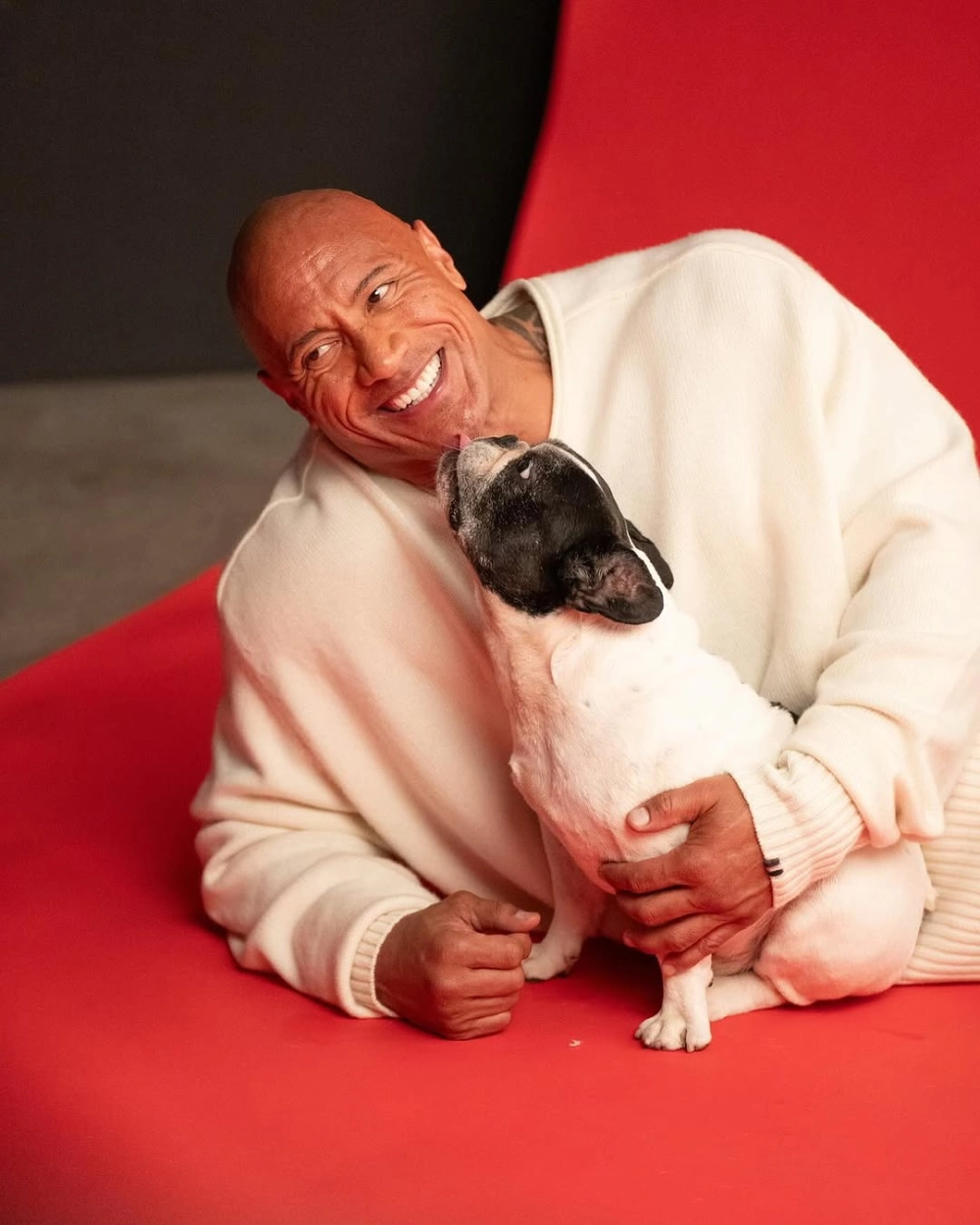 Dwayne The Rock Johnson turtleneck khoảnh khắc thời trang huyền thoại