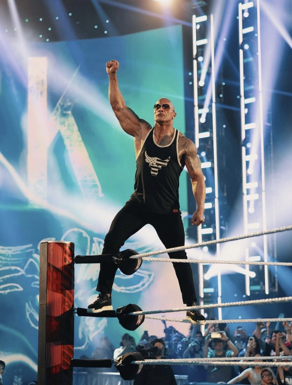 How tall is Dwayne The Rock Johnson chiều cao 196 cm ấn tượng