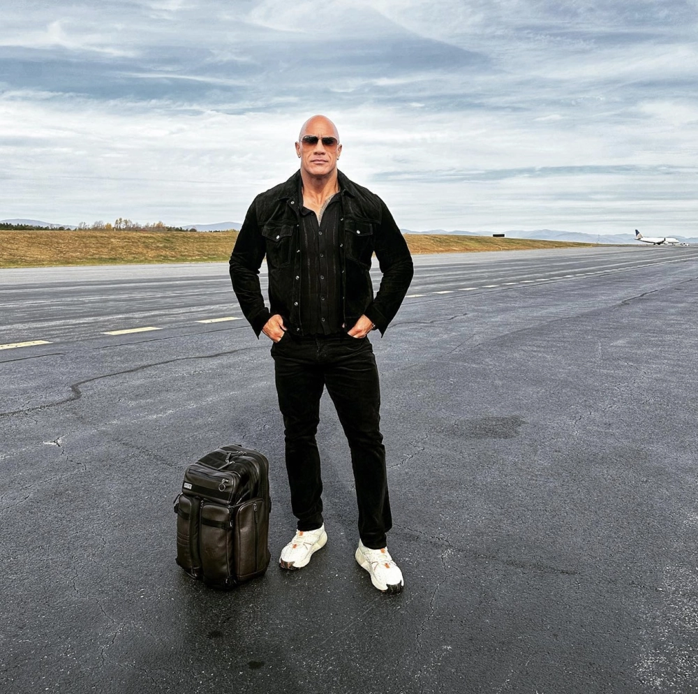 What race is Dwayne The Rock Johnson anh mang dòng máu lai Samoa và Canada