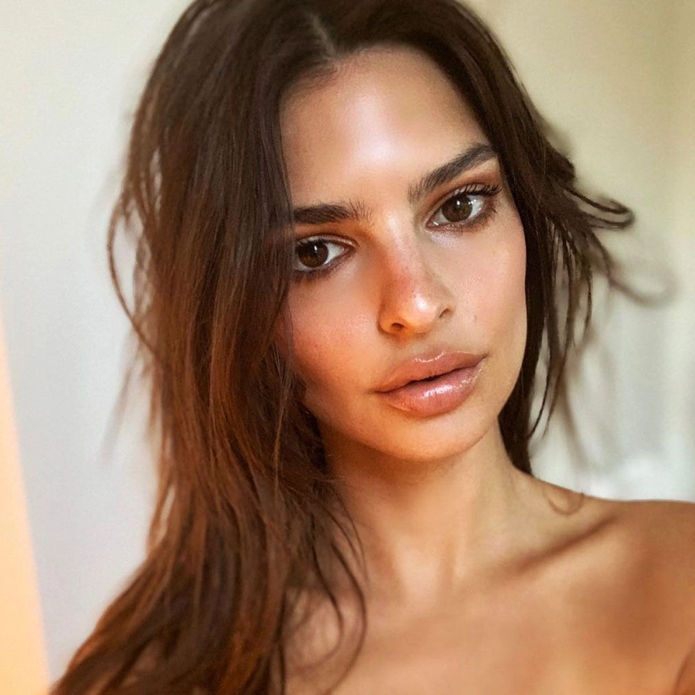 Emily Ratajkowski instagram nơi chia sẻ phong cách quyến rũ