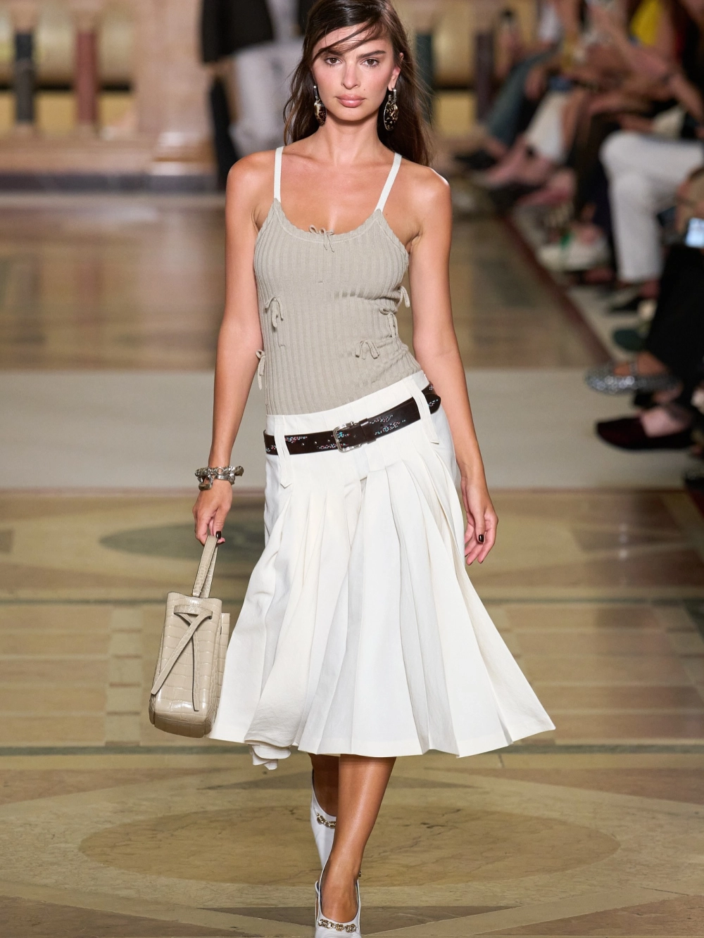 Emily Ratajkowski height, cô cao 1m70 với vóc dáng chuẩn mẫu