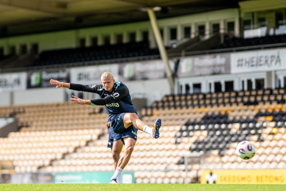Erling Haaland Manchester City tỏa sáng trong màu áo CLB
