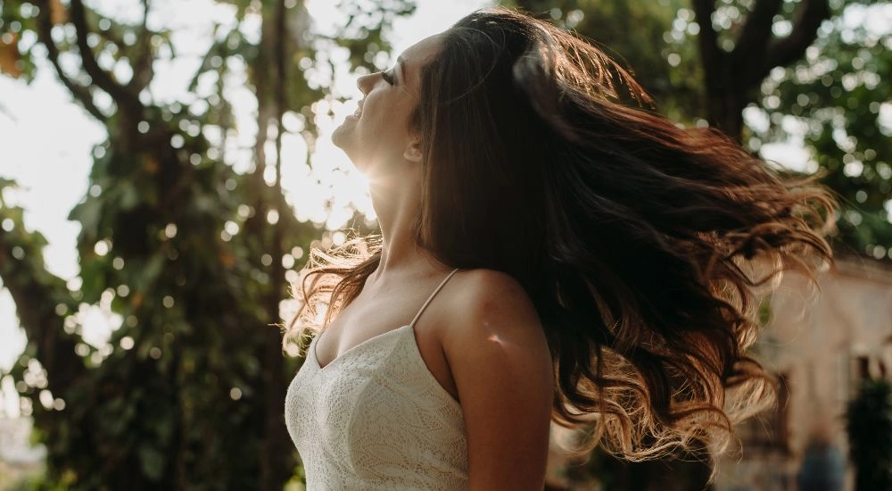 Con gái tóc dài đẹp trong tà áo dài trắng tinh khôi