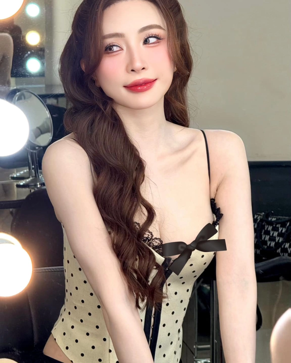 Mặt con gái cute với đôi mắt to tròn, long lanh