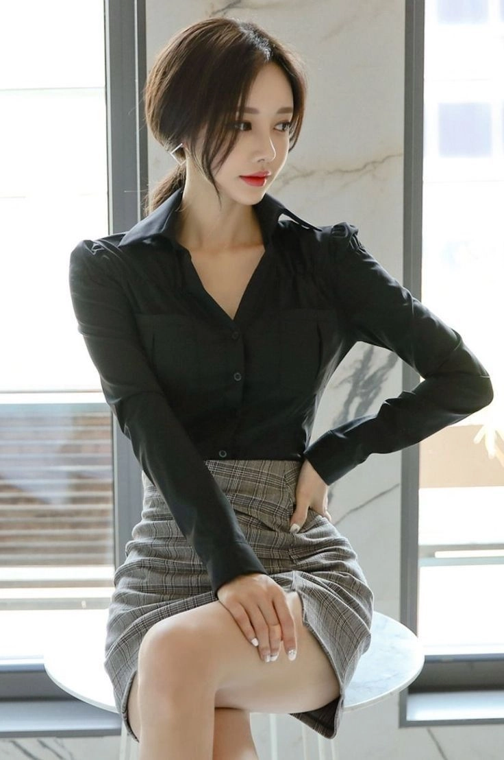 Gái xinh mặc váy hở khoe trọn vòng eo con kiến