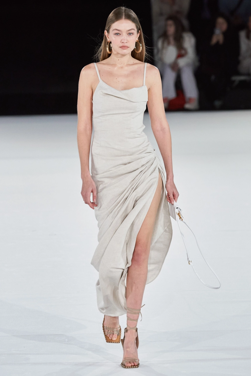 Height of Gigi Hadid, cô sở hữu chiều cao lý tưởng 1m80