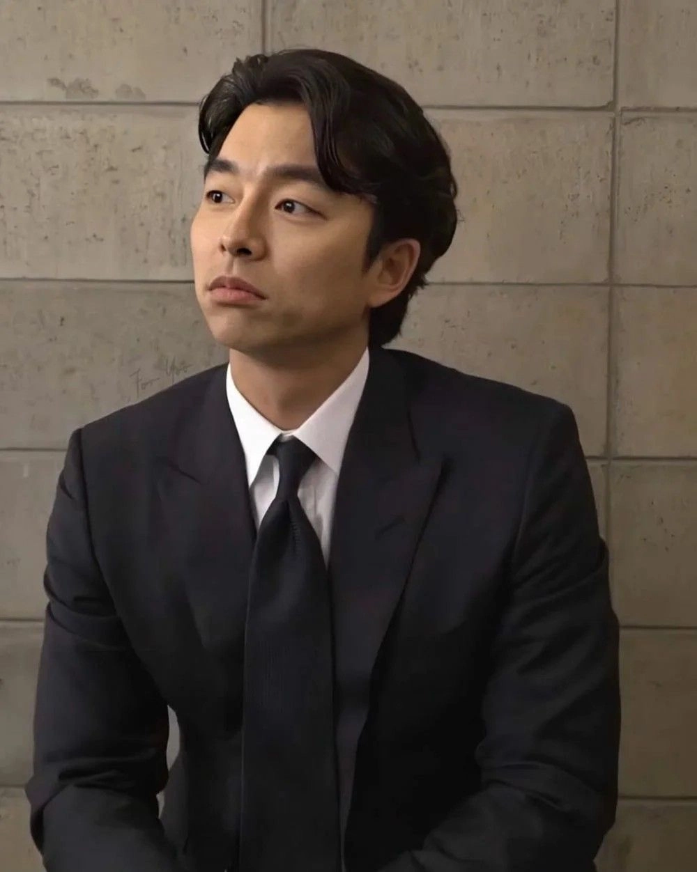 Ảnh Gong Yoo thần thái cuốn hút qua từng khung hình