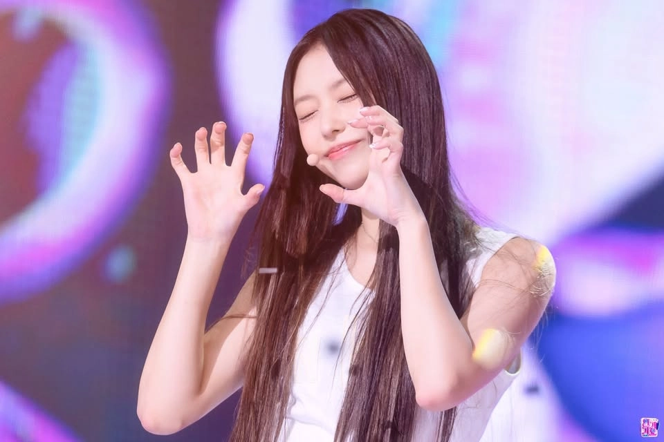 Haerin NewJeans và Hanni có tình bạn thân thiết trong nhóm