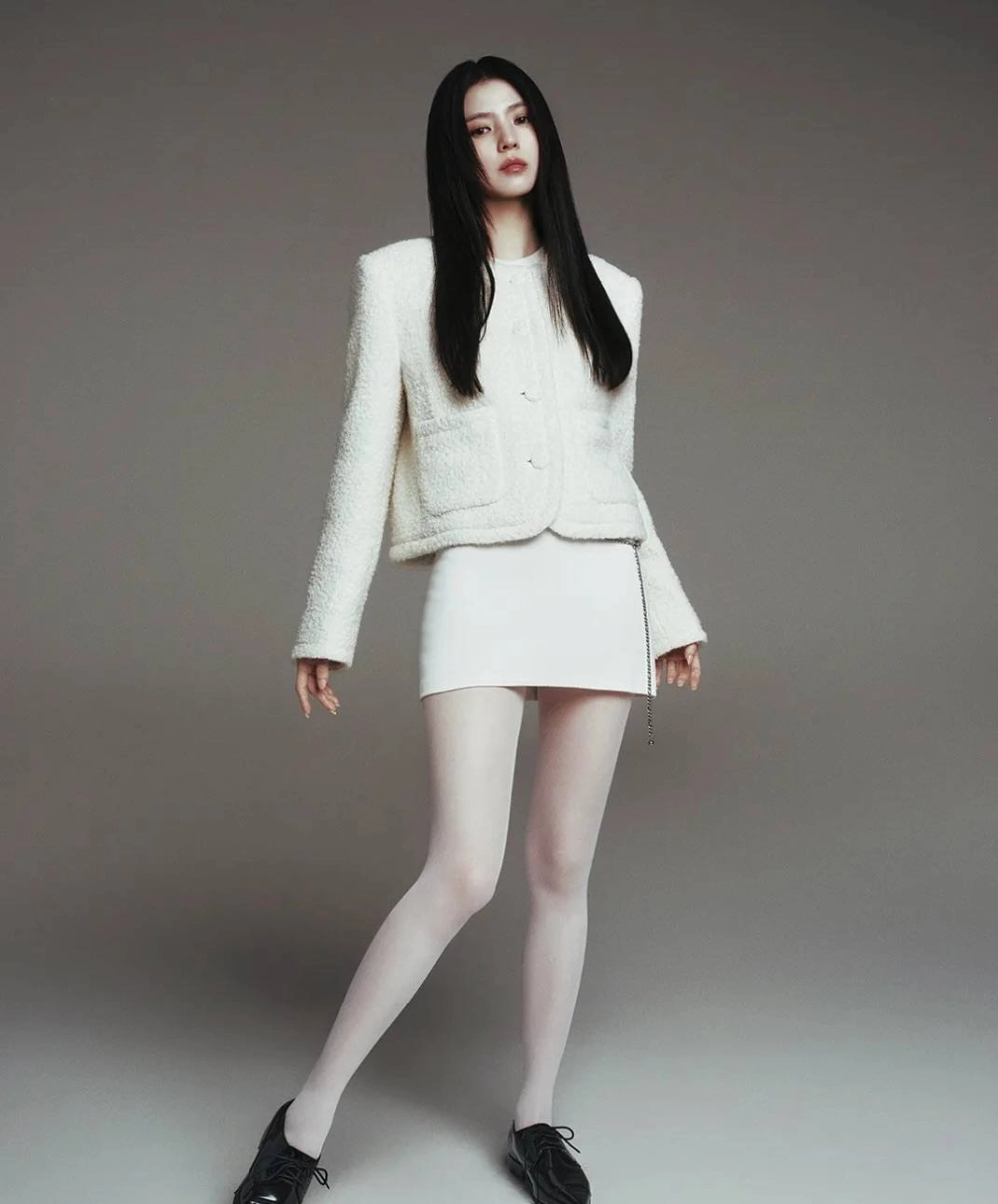 Han So Hee hot với nhan sắc quyến rũ và thần thái cuốn hút