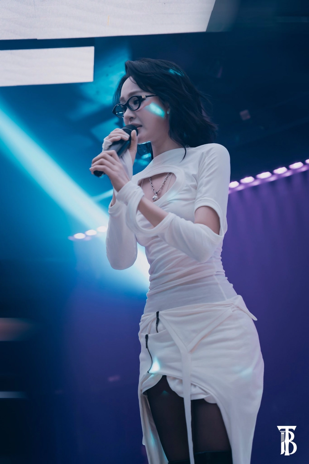 Vỡ Tan Hiền Hồ ca khúc đầy cảm xúc từng làm mưa làm gió