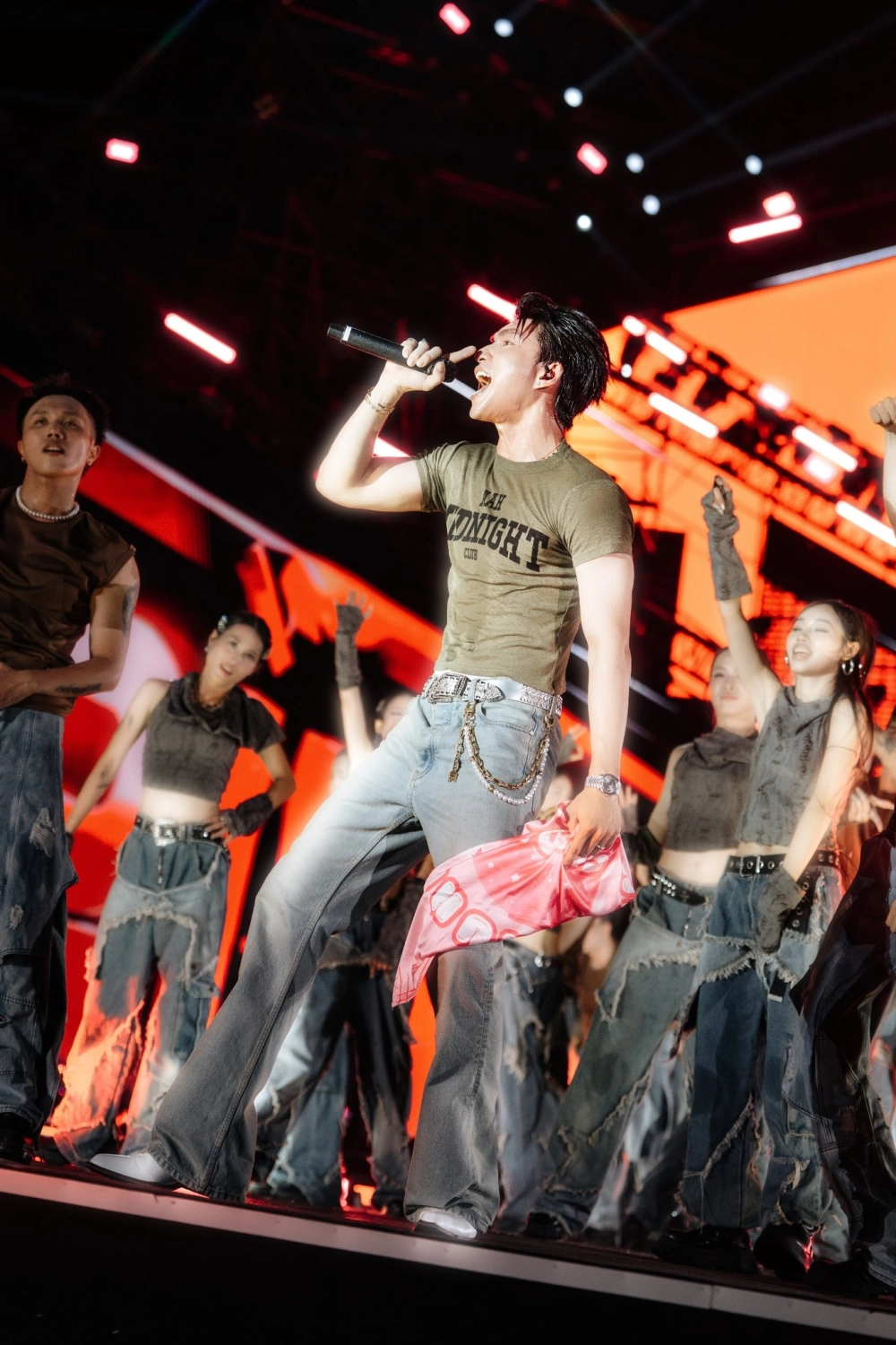 Hiếu Thứ Hai là ai, anh là ca sĩ nổi bật trong Vpop