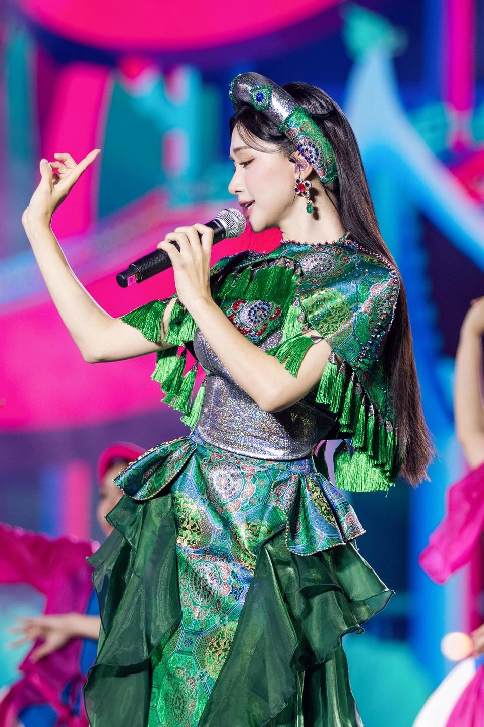 Hòa Minzy tuổi, cô ở tuổi 30 sự nghiệp đang thăng hoa