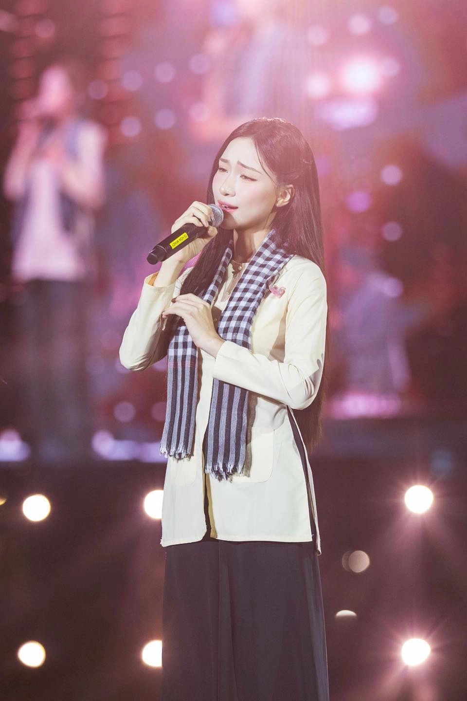 Hòa Minzy cao bao nhiêu, cô cao 1m55 vóc dáng nhỏ nhắn