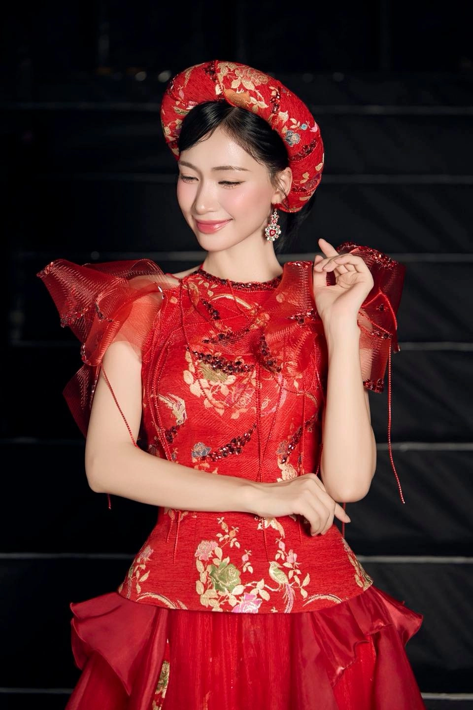 Hòa Minzy hát với chất giọng cao vút đầy cảm xúc