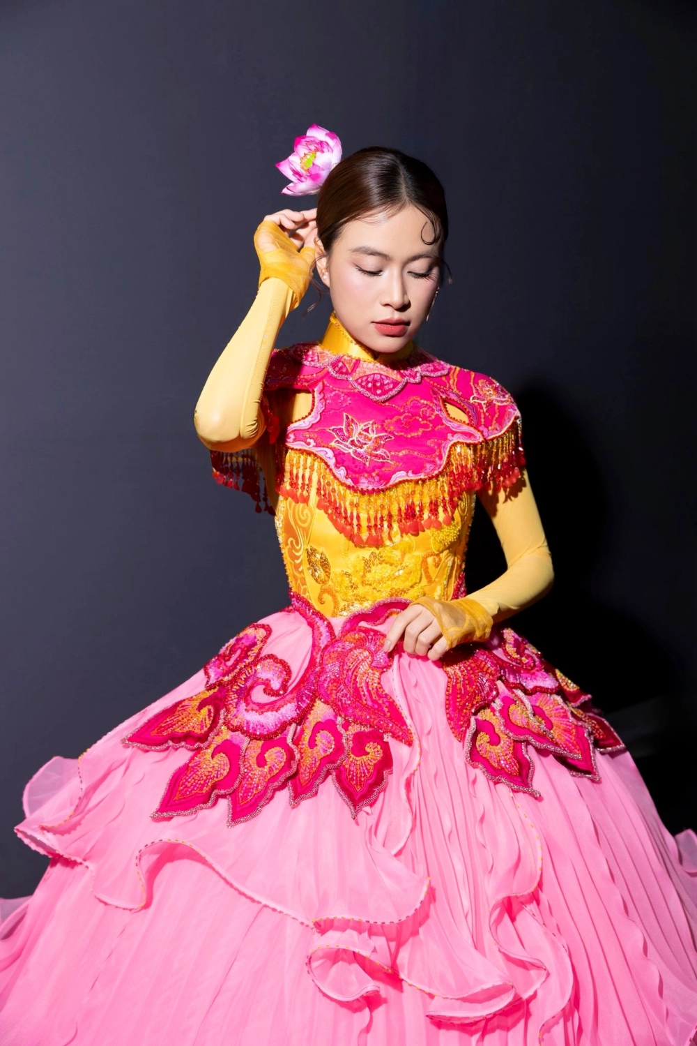 Ca sĩ Hoàng Thùy Linh nổi bật với nhiều bản hit đình đám