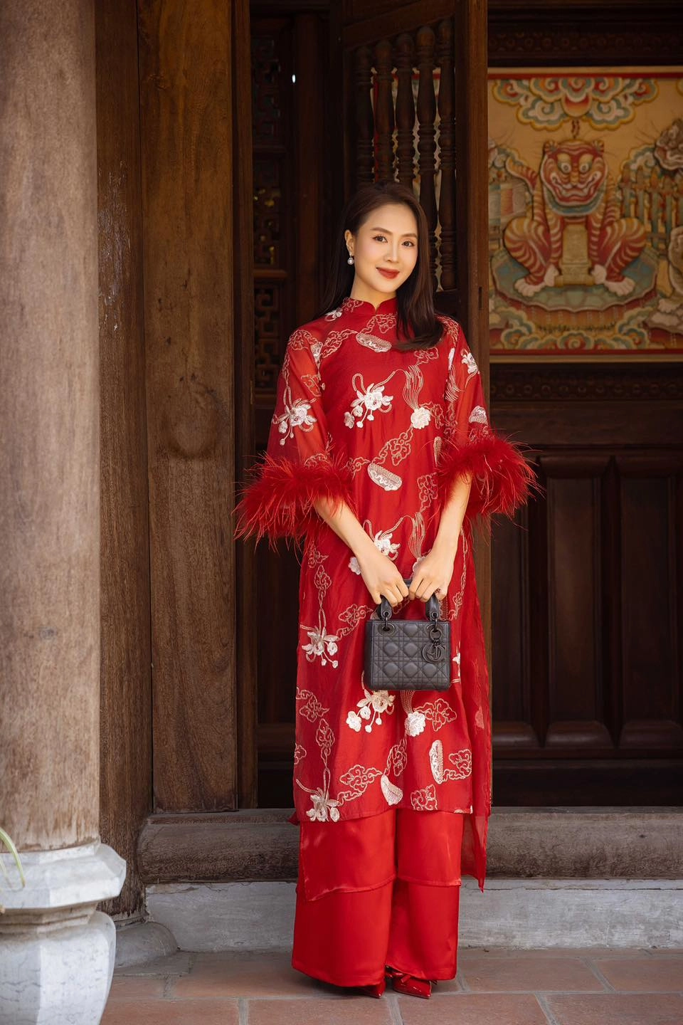 Hồng Diễm sinh năm 1982 thuộc thế hệ diễn viên 8x