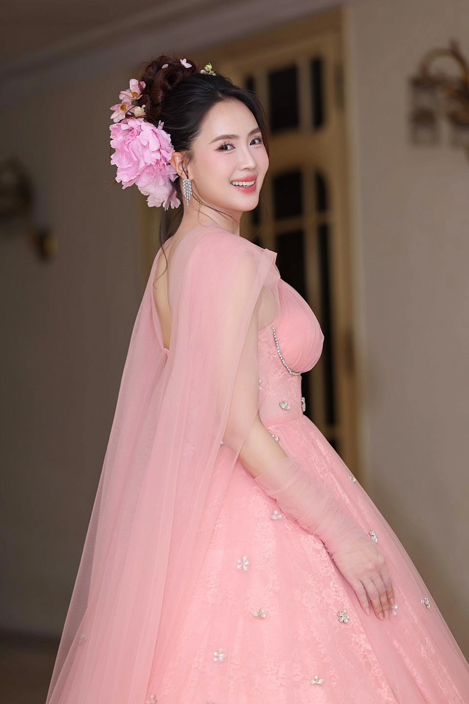 Hồng Diễm cao mét bao nhiêu cô cao khoảng 1m67