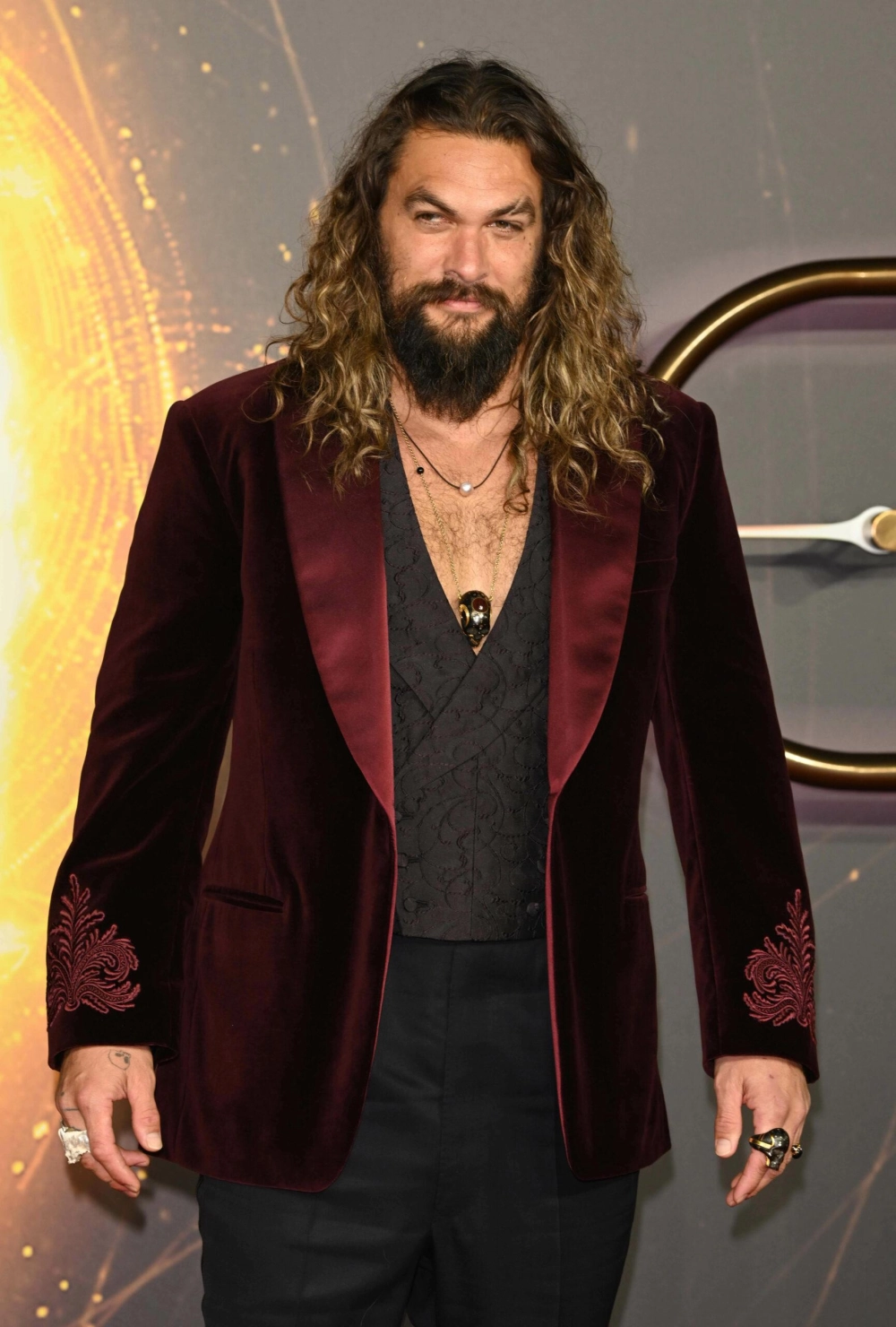 Jason Momoa lộ diện với phong cách mạnh mẽ làm fan phấn khích