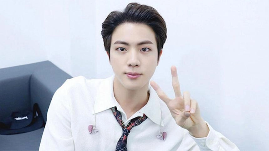 Jin BTS body vóc dáng săn chắc khiến fan ngưỡng mộ