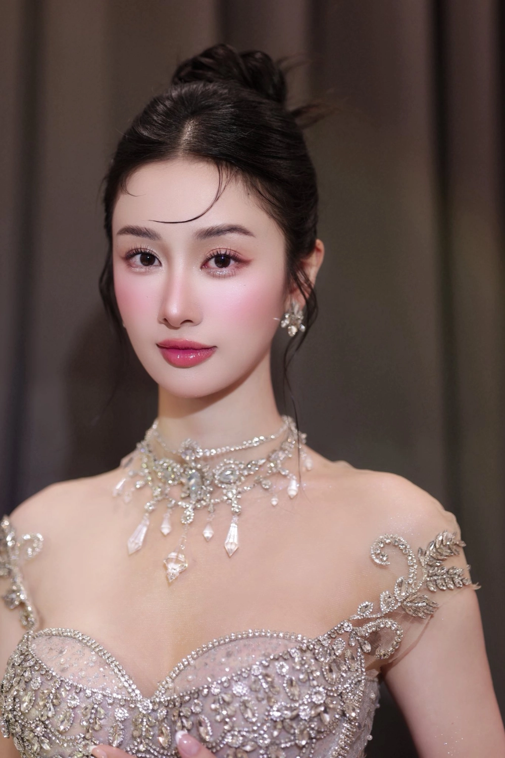 Jun Vũ khoe sắc trong Tháng năm rực rỡ nổi tiếng