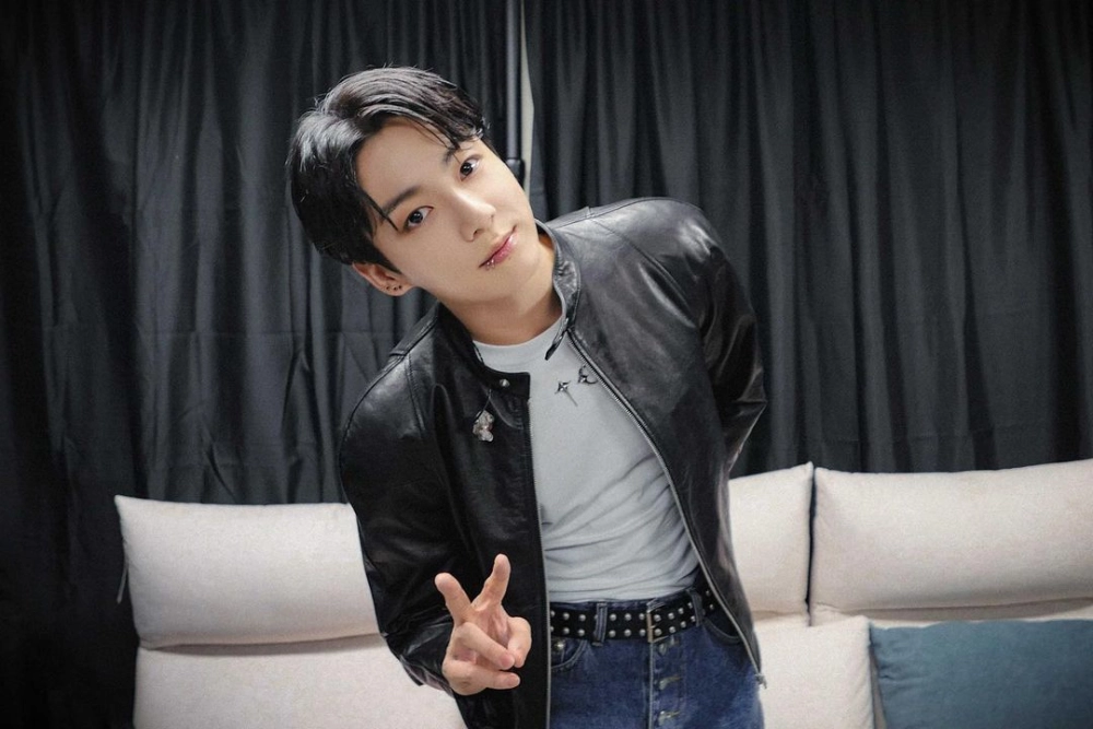 Jungkook live sân khấu bùng nổ với giọng hát cuốn hút