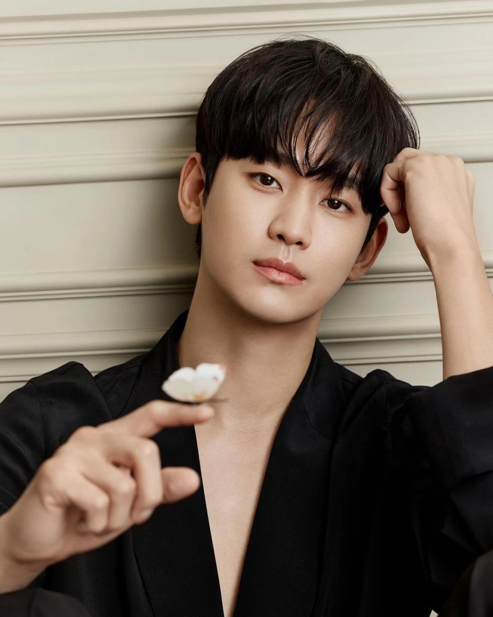 Kim Soo Hyun họp báo bùng nổ visual đỉnh cao