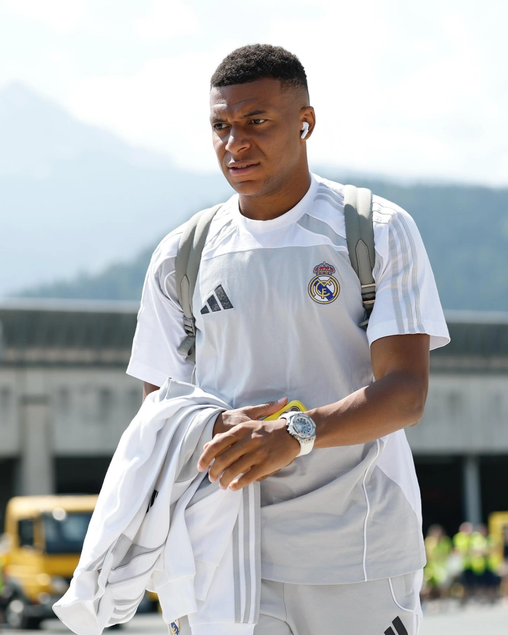 Kylian Mbappé song thu hút sự chú ý trên các phương tiện truyền thông