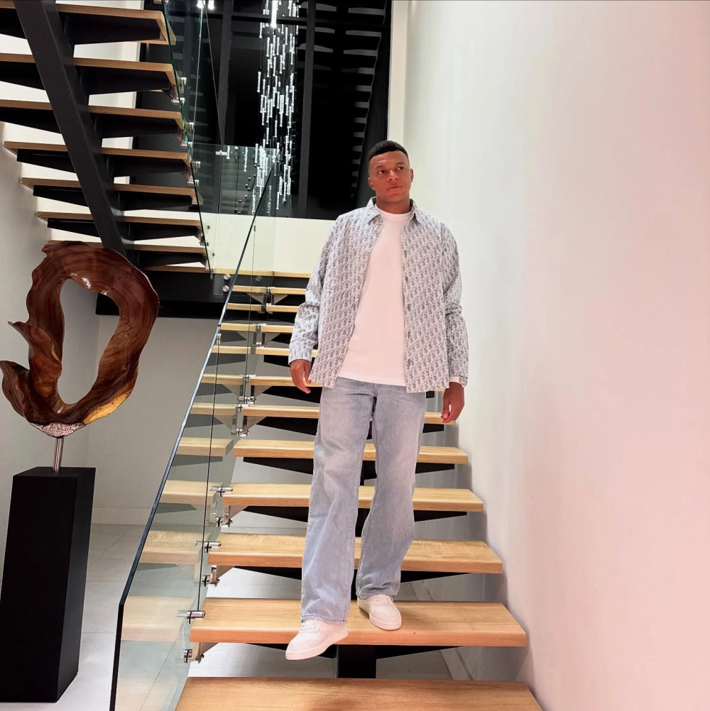 Kylian Mbappé et son fils gây thích thú với fan bóng đá