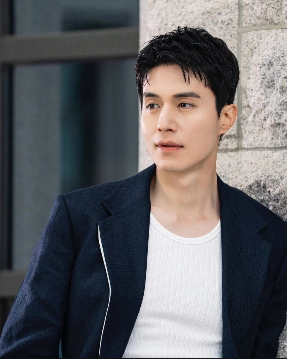 Lee Dong Wook tuổi ngoài bốn mươi vẫn trẻ trung cuốn hút