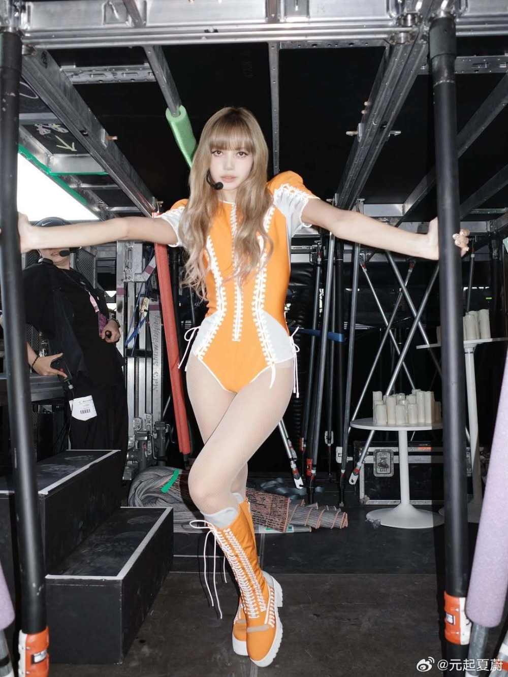 Rockstar Lisa hình ảnh bùng nổ cá tính trên sân khấu