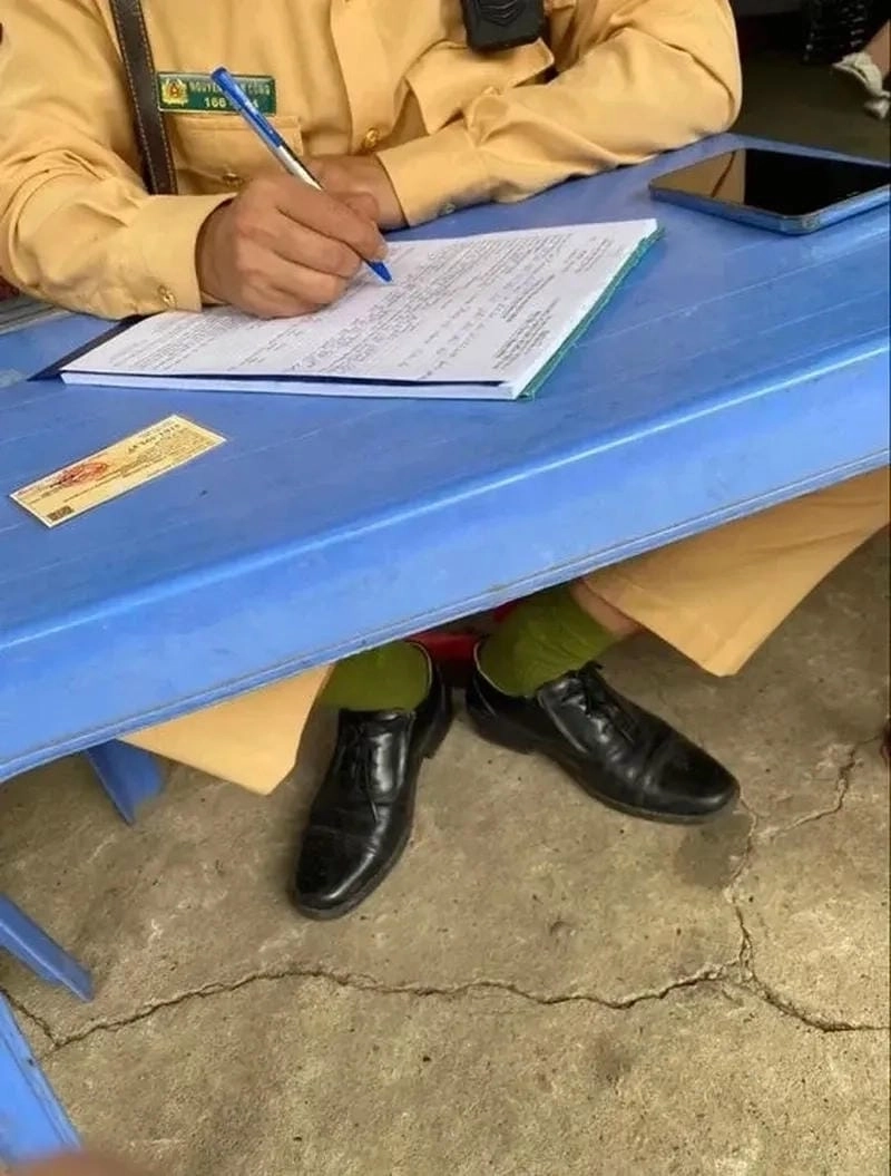 Săn lùng những khoảnh khắc meme công an nghiêm túc