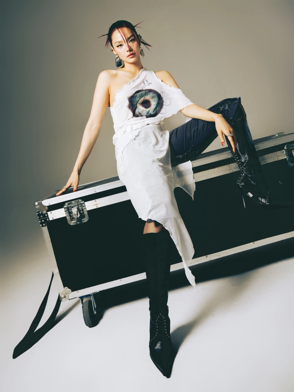 Minh Hằng cao khoảng 1m65 với vóc dáng cân đối