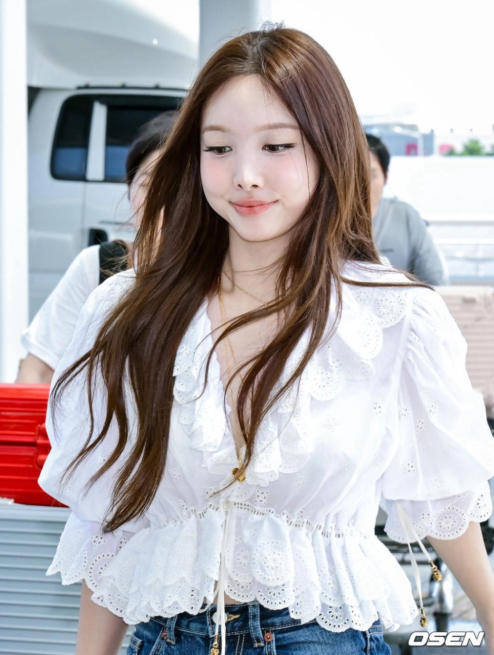 Nayeon cười rạng rỡ tỏa sáng như nguồn năng lượng tích cực
