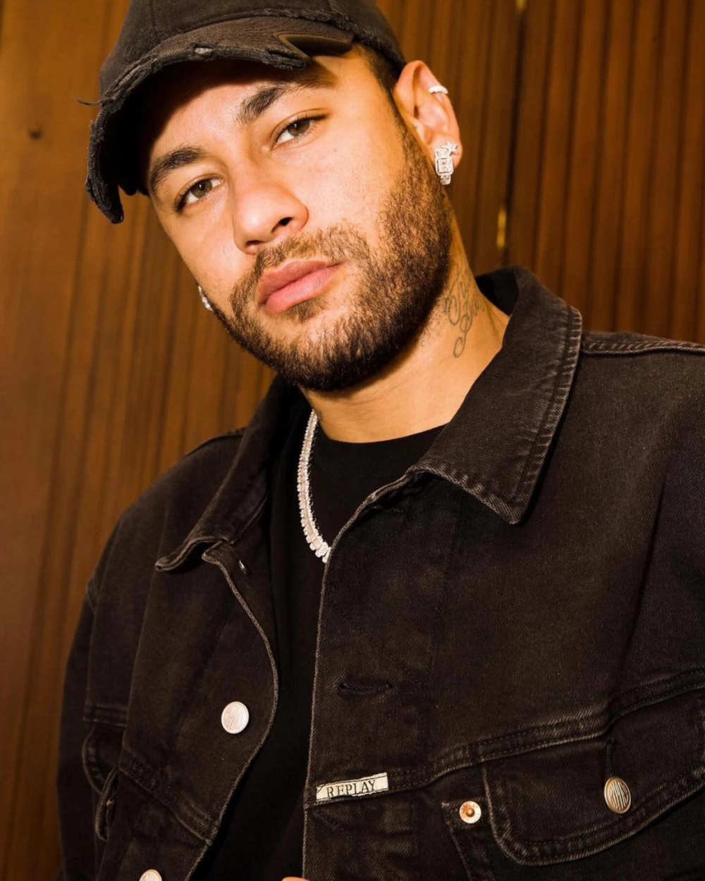 Neymar Jr. photos tràn ngập mạng xã hội bóng đá