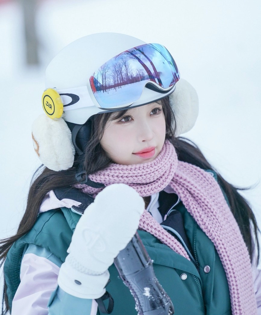 Ngu Thư Hân tuổi gần ba mươi vẫn rạng rỡ tươi trẻ