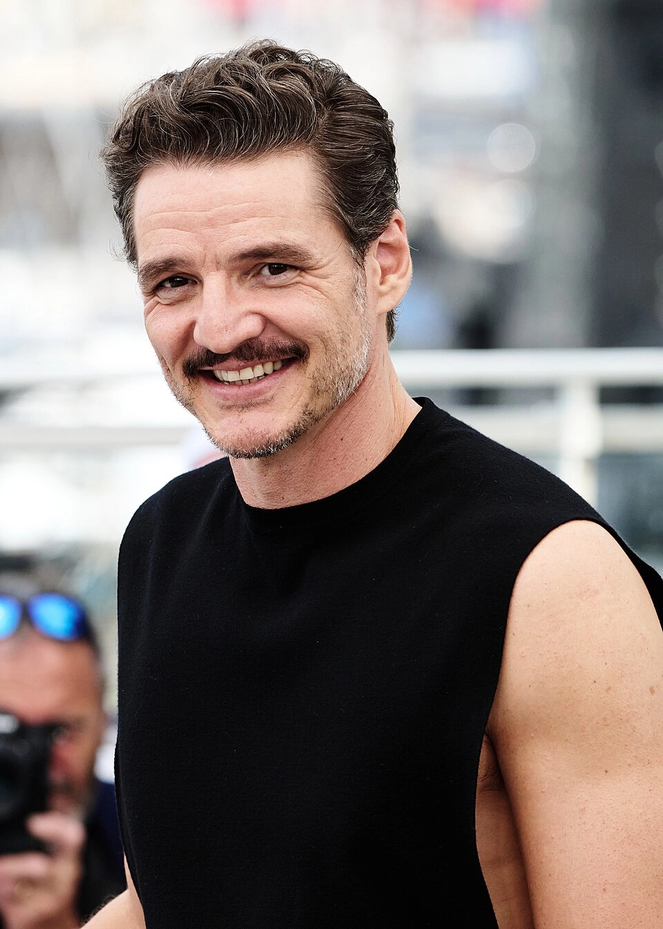 Pedro Pascal gây bão với thần thái cuốn hút khó cưỡng