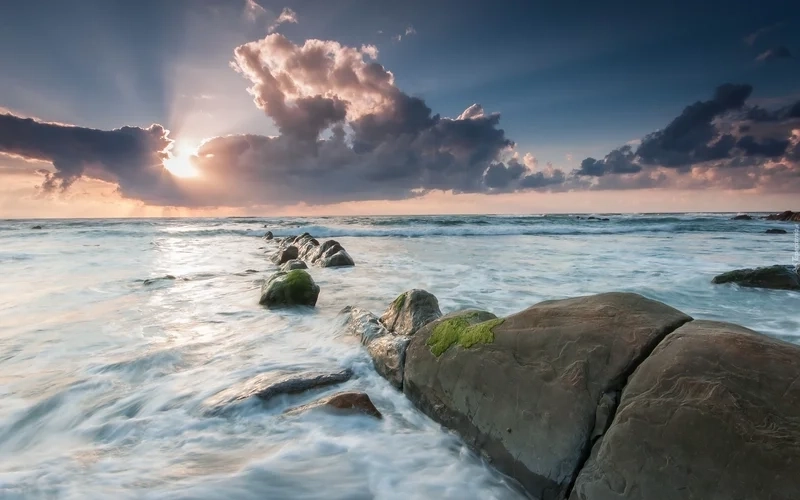 Cảm nhận bình yên qua tranh phong cảnh biển hoàng hôn rực rỡ