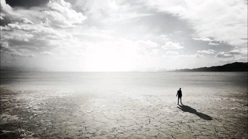 Đường phố vắng người gợi nhắc về sự cô độc nhẹ nhàng