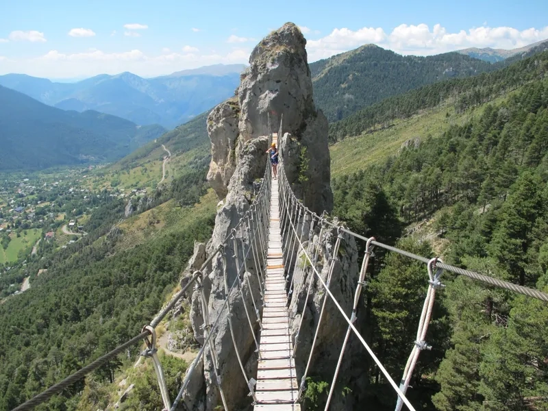 Ngắm cảnh thiên nhiên cầu treo hùng vĩ khó quên